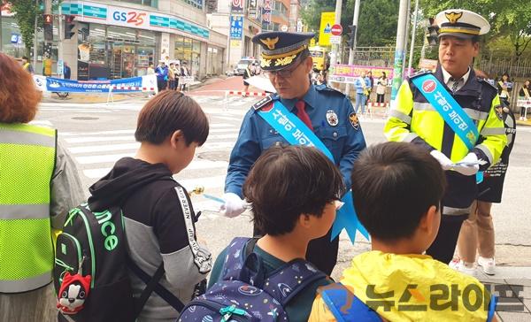 등굣길 교통 캠페인1.jpg