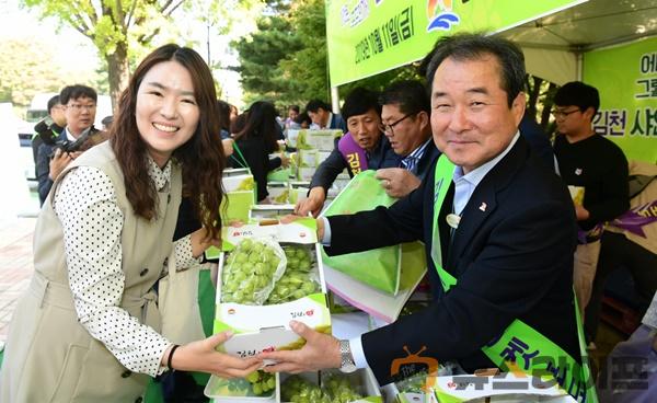 김천샤인머스켓포도 대한민국 국회를 사로잡다(사진4).JPG