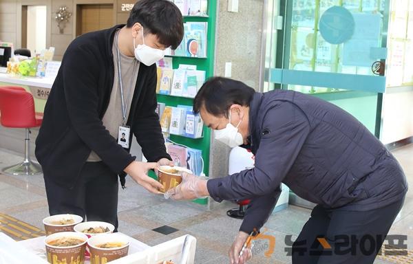 김원길 칠곡군외식업지부장이 5일 칠곡군보건소 공무원에게 국밥을 제공하고 있다2.JPG