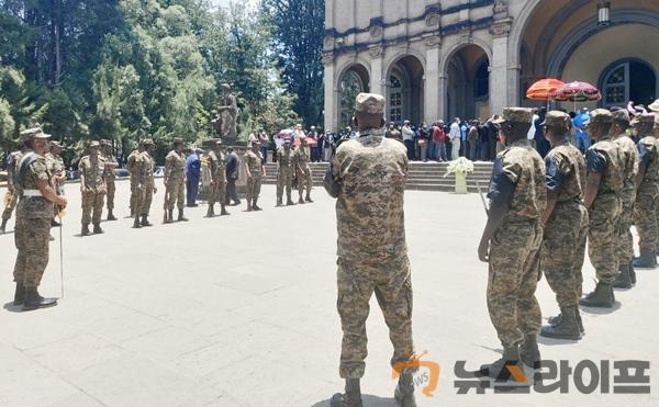 11일 열린 장례식에서 에티오피아 군인들이 멜레세 회장 장례식에서 예의를 표하고 있다.JPG