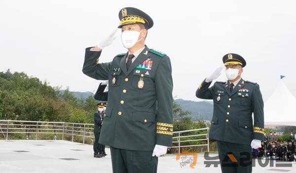 낙동강 방어선 전투 71주년 전승기념식에서 김정수 2작전사령관이 헌화하고 있다 (2).jpg