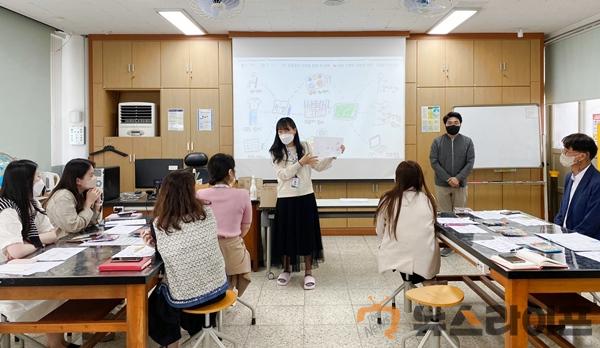 해평중학교-김도훈 선생님 설명 후 실제 활동을 하고 있다.jpg