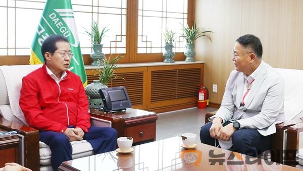 김재욱 칠곡군수는 군부대통합 이전을 주제로 첫 만남을 가졌다..jpg