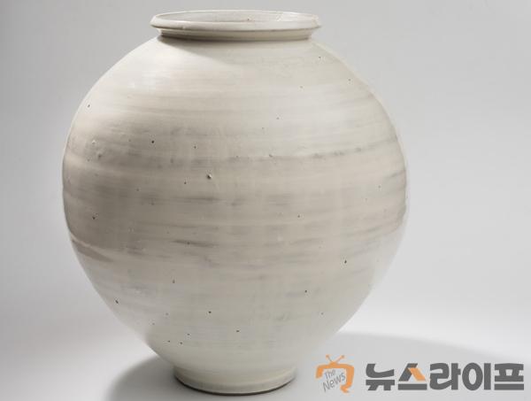 경북 최고장인_김상구(분청화장백자달항아리__48x47cm).jpg