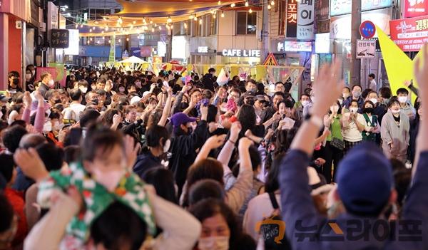 1004 안동국제탈춤페스티벌 2022 대단원의 막 내려 도심전체가 역동적 축제 참여 (4).jpg