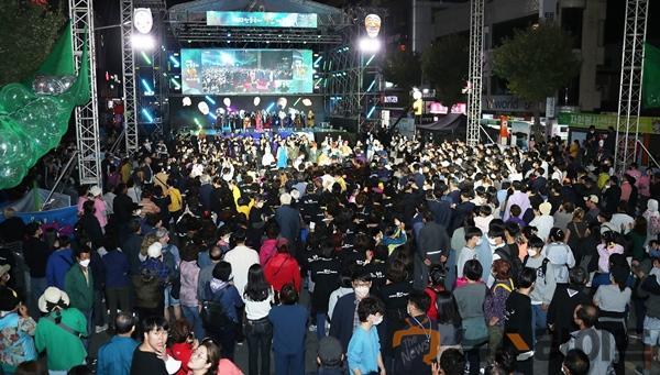 1004 안동국제탈춤페스티벌 2022 대단원의 막 내려 도심전체가 역동적 축제 참여 (15).jpg