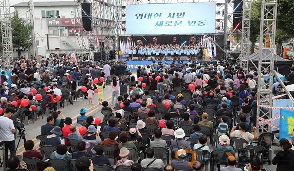 1004 안동국제탈춤페스티벌 2022 대단원의 막 내려 도심전체가 역동적 축제 참여 (17).jpg