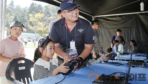 낙동강세계평화 문화대축전에서 관람온 어린이가 드론을 직접 조종해 보고 있다.jpg