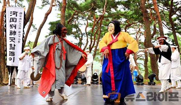한국의 탈춤-신굿탈놀이1.jpg