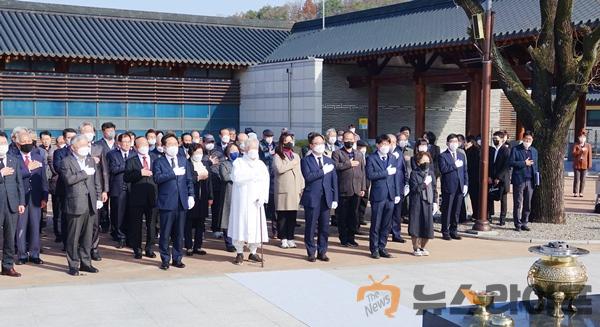 순국선열의날_기념식(추모벽_참배).JPG