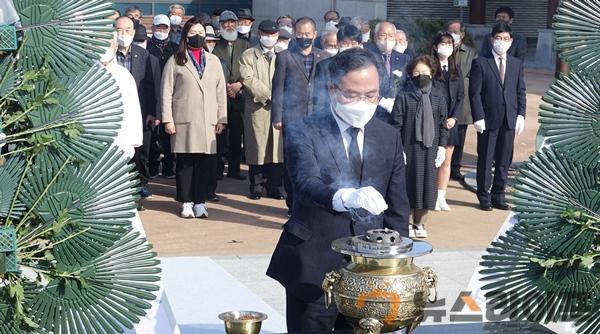 순국선열의날_기념식(행정부지사_추모벽_분향).JPG