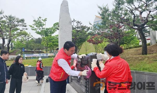 윤석열 대통령 취임 1주년 기념 봉사활동_3.jpg