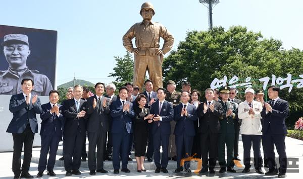 백선엽장군_동상_제막식1.jpg