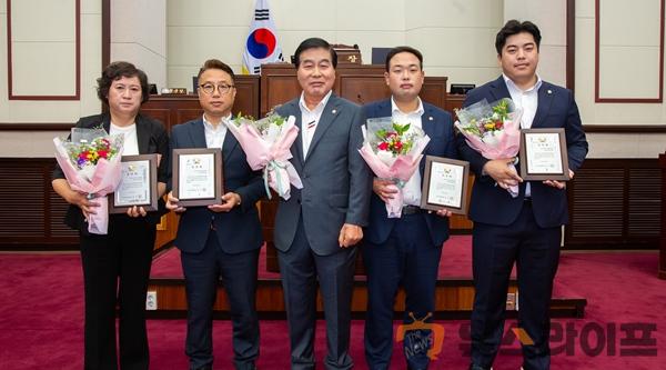 행정사무감사 우수 의원 단체 사진.JPG