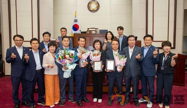 행정사무감사 우수 의원 직원 단체사진 - 산업건설위원회.JPG