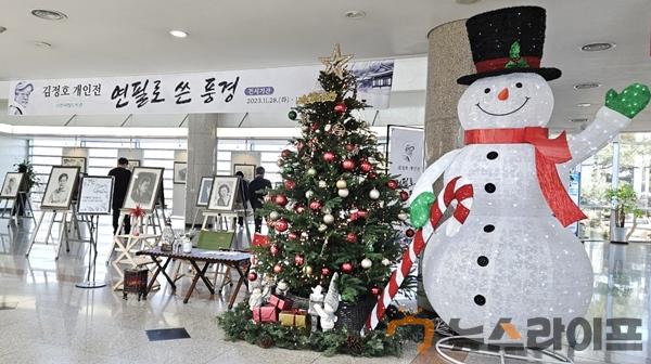 연필로 쓴 풍경 김정호 개인전(사진1).jpg