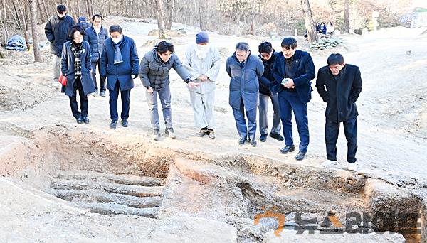 통일신라 기와가마 설명을 듣고있다..jpg