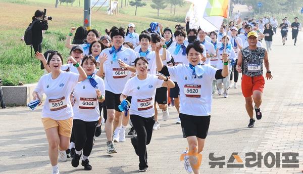 지구런 마라톤 참가자들이 달리고 있다(2023).jpg