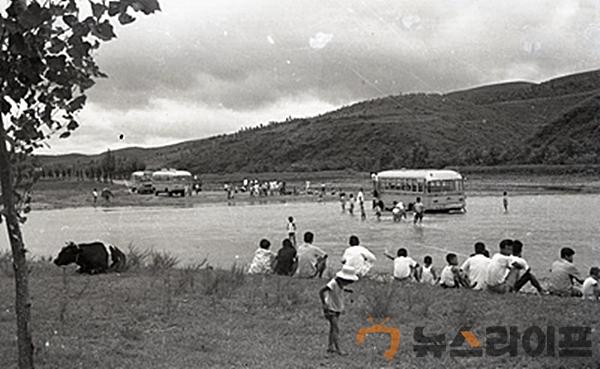 아카이브 사진(1960. 비안면 쌍계천 버스도강).jpg