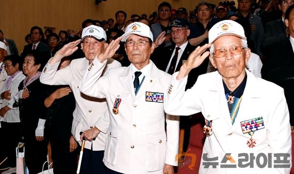 6.25 제74주년 행사(사진2).jpg