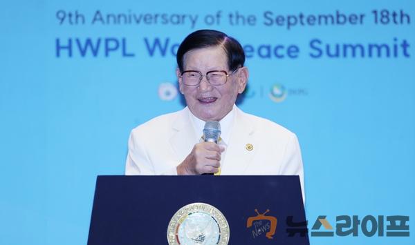 HWPL 9.18 평화만국회의 9주년 기념식에서 이만희 HWPL 대표가 인사말을 하고 있는 모습..jpg