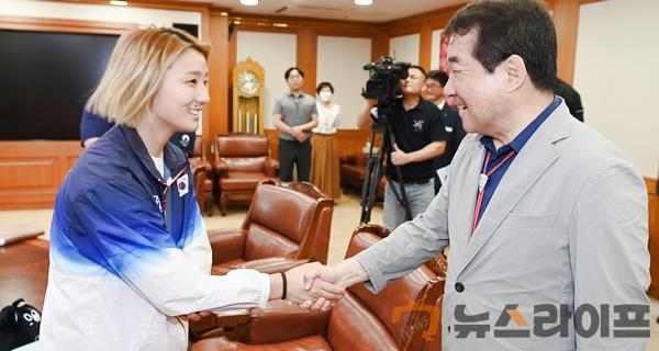 파리올림픽 유도 허미미, 김지수 선수에 포상금 전달(사진2).jpeg