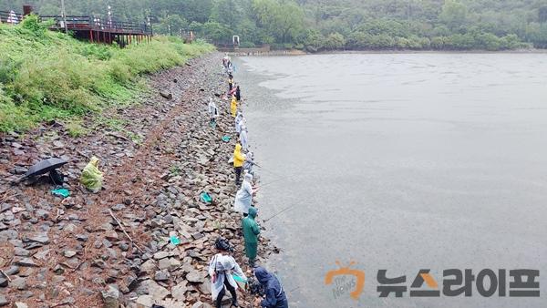 구미시 생태계 교란 유해 외래어종 잡기대회(낚시중2).jpg