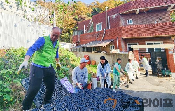 구미시청년새마을연대  연탄 전달 사진.jpg