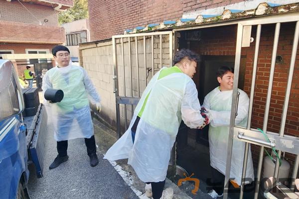 구미시청년새마을연대  연탄 전달작업 사진3.jpg