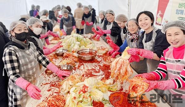 구미시 김장축제로 지역사랑(버무리는 중1).jpg